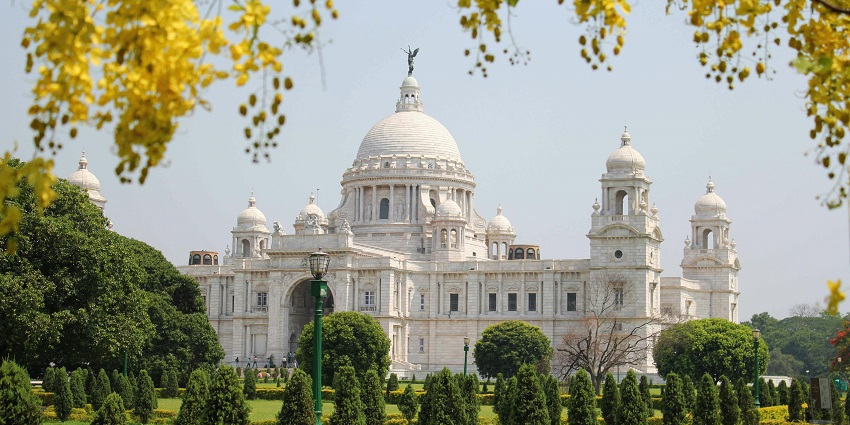 Explore the stunning architecture of Victoria Memorial, near Birla Museum, Kolkata.