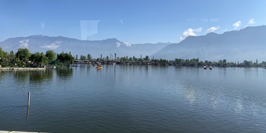 Challi point is a perfect place to immerse in the beauty of Dal Lake and surrounding hills.
