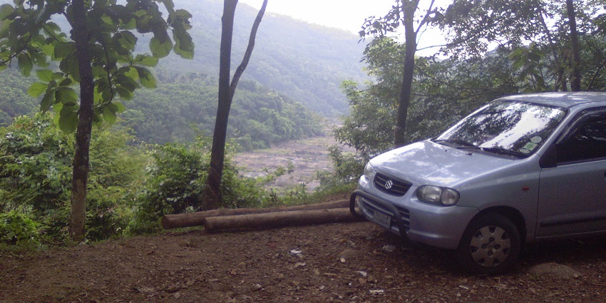 An expansive view from the top of Perunthenaruvi provides a perfect backdrop for photos