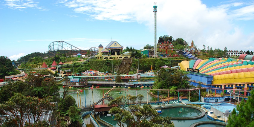 Genting Highlands: resort city with casinos, theme parks, and stunning mountain views.