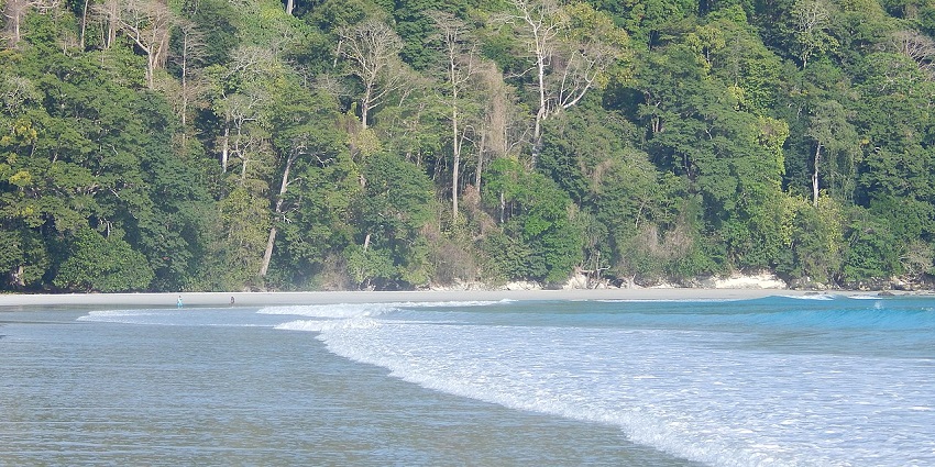 The beach is a popular tourist hotspot & can be easily reached via taxis or buses.
