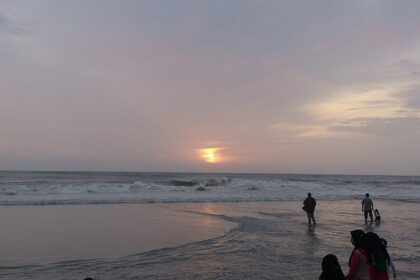 One of the things to do in Kozhikode is relaxing at the pristine Kozhikode beach.