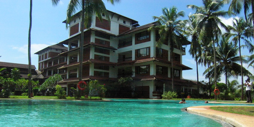 There are numerous accommodations near the waterfall to book for a relaxing stay.