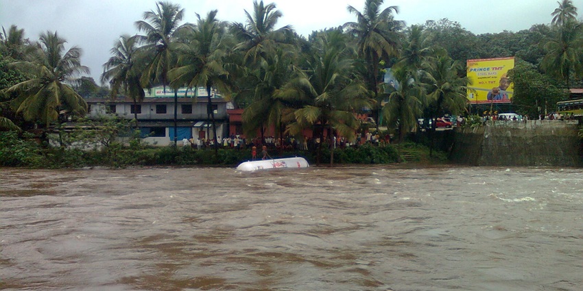 Stroll through the lush landscape of the spiral town, called Mannarkkad near the park.