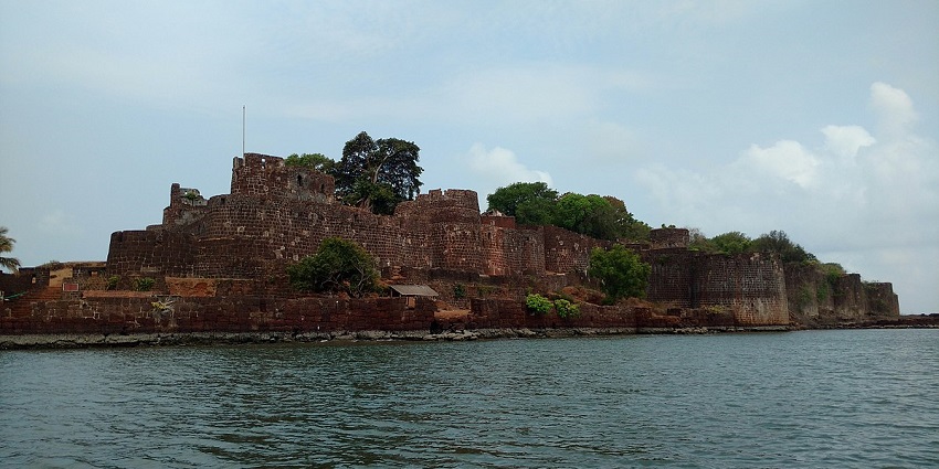 One of the oldest forts located on the coast of Sindhudurg, once home to the Maratha Empire