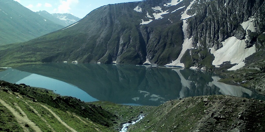 To enjoy trekking in Kashmir, choose to hop on the Sonmarg Vishansar Naranag trek.