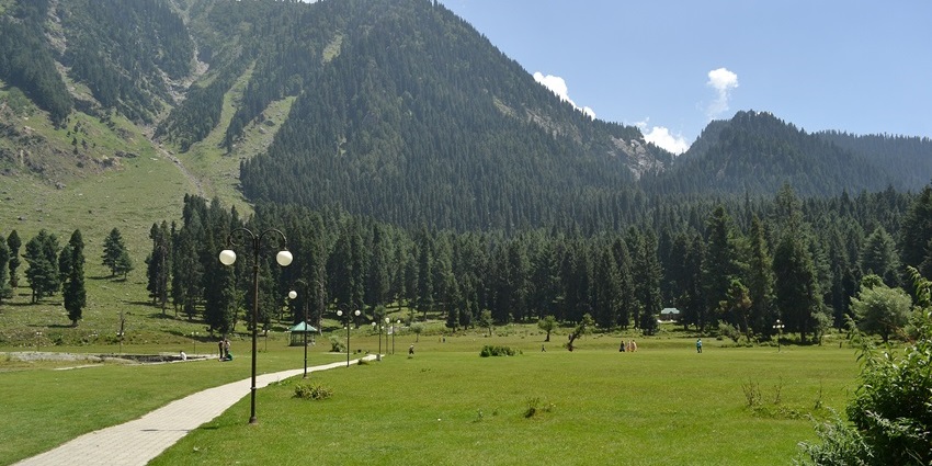 Betaab Valley in Pahalgam, Kashmir, featuring lush meadows—things to do in kashmir