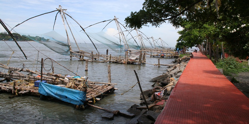 Explore Vypin Island walkway and uncover the diving sites and shallow reefs in this destination