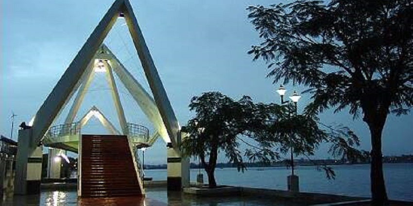 Go shopping in Kochi at the Marine Drive alleys and pick up seashell accessories and more
