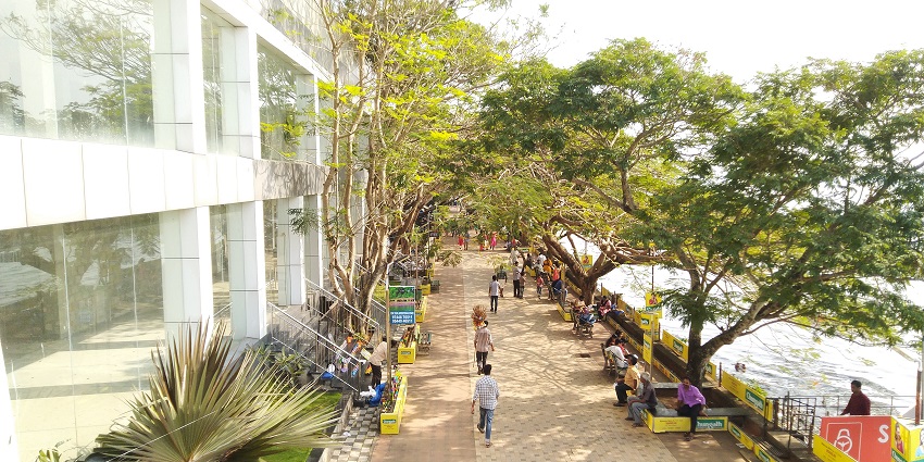 Marine Drive is a place for cheap street shopping in Kochi where you can purchase souvenirs
