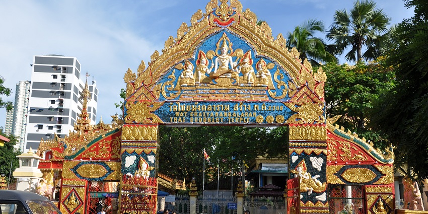 Things to do in Penang: Thai temple in Penang with a stunning reclining Buddha statue.