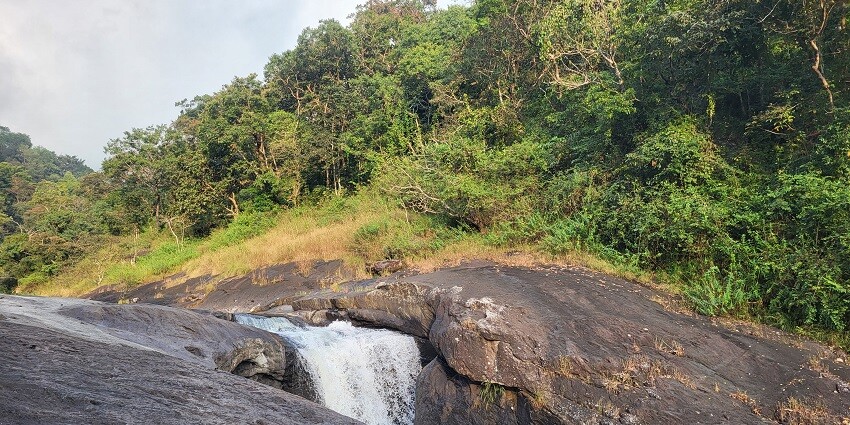 Achankallu Waterfalls is one of the best waterfalls in Kasaragod with borderside rocks