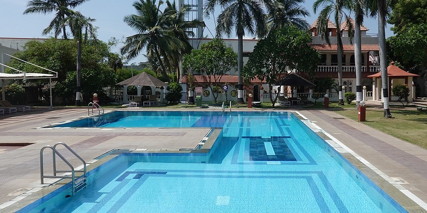 Green Thunder Water Theme Park has a pool that gives you a beach-like experience.