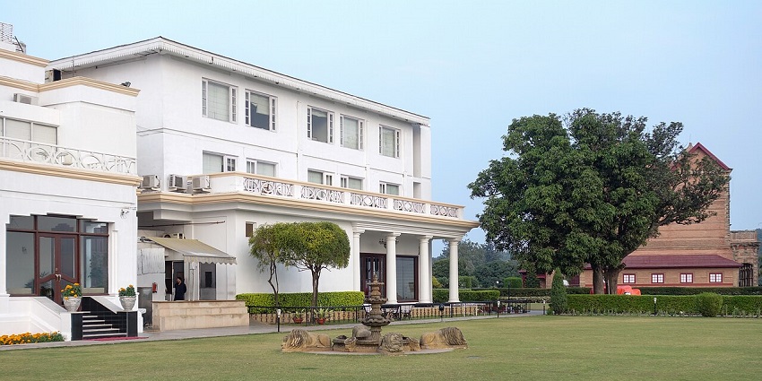 Enjoy a comfortable stay at hotels near the Ardhkuwari Temple and have a peaceful trip.