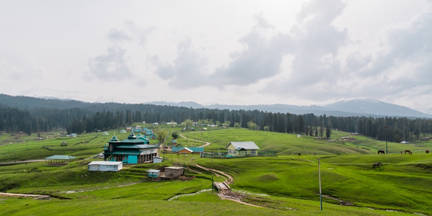 The green valley of Yousmarg - famous amongst places to visit in Doodhpathri.
