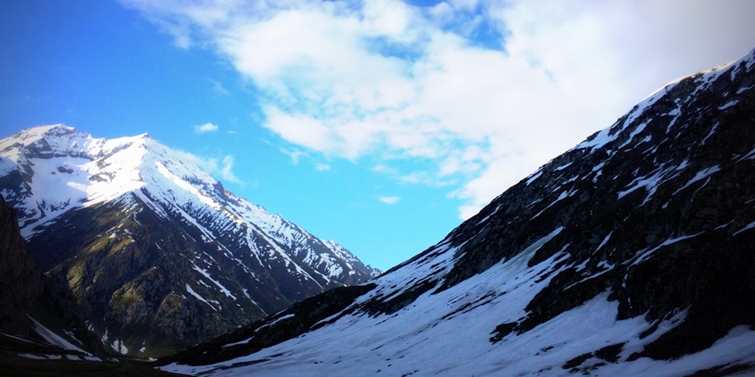 A stunning view of the zero point in snow, one of the best places to visit in Sonmarg.