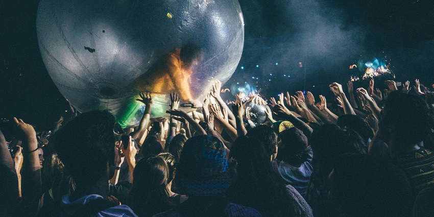 Enjoy floating on water inside a balloon-like sphere, and have a unique experience.