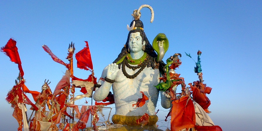 Trek to Churdhar Peak for a spiritual experience amidst the Himalayan mountains.