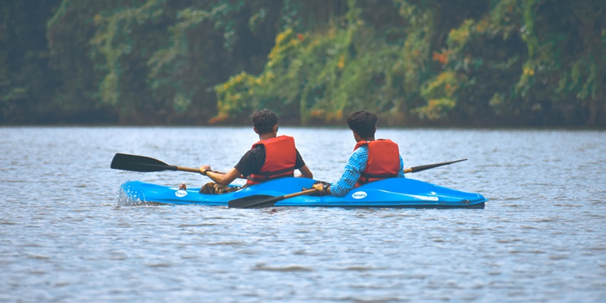 Do try kayaking, which is one of the adventurous activities to indulge in Port Blair.