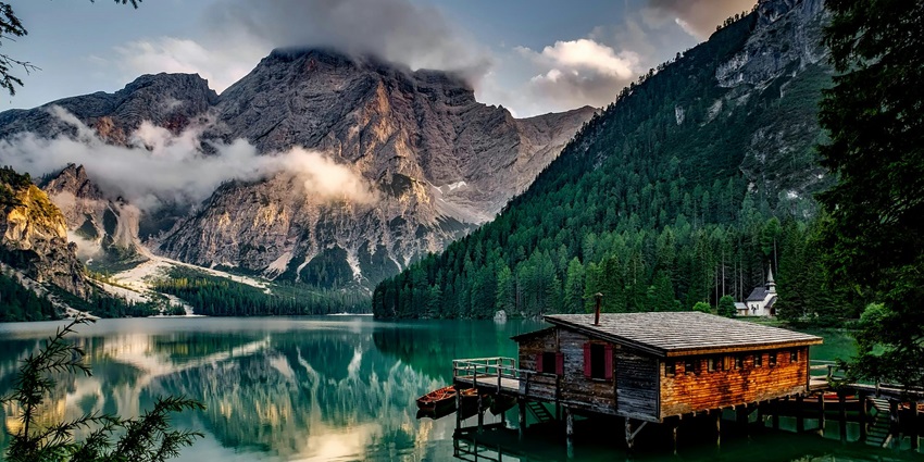Blessed with lush meadows, Doodhpathri is one of the must-visit destinations in the region.