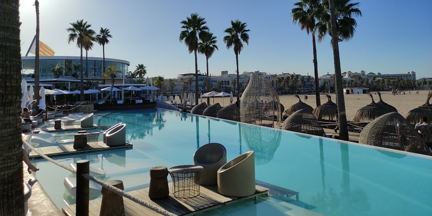 If you are seeking a relaxing venue, there cannot be a better place than a beach club.