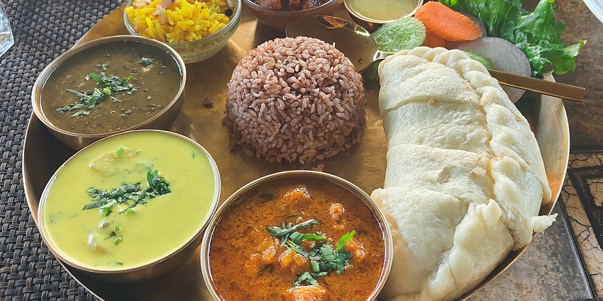 There are many dining options available near Kuthar Fort to savour local flavours.