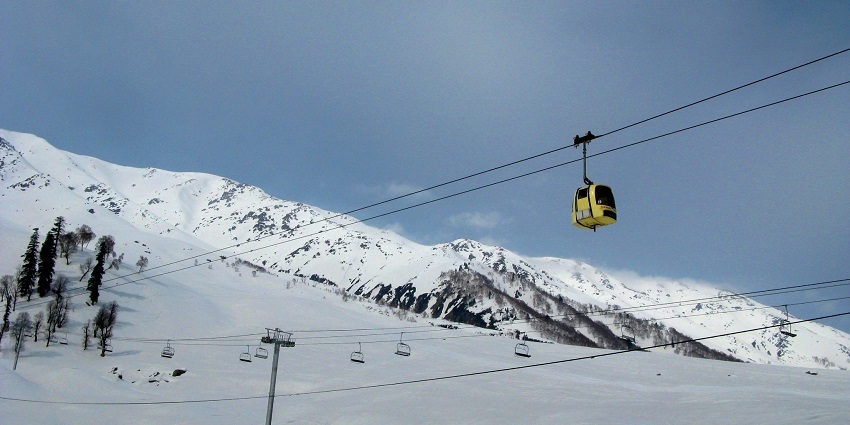 Go on a cable car ride at the Solang Valley in April when the weather is pleasant