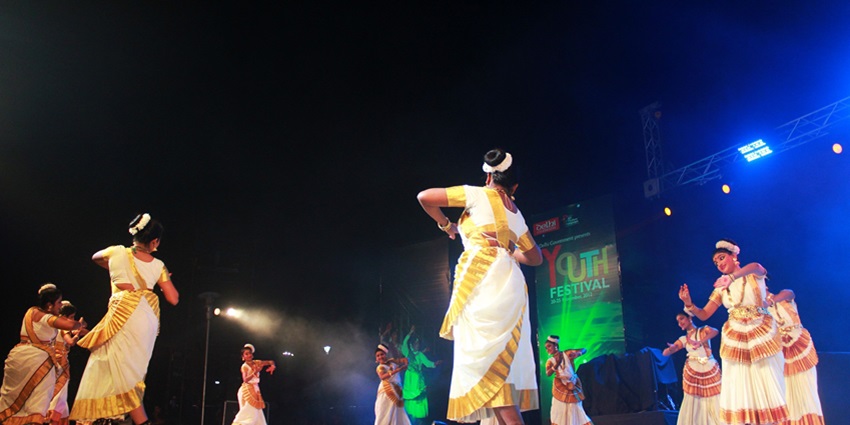 After exploring the Thirumandhamkunnu Temple, you can also enjoy cultural performances.