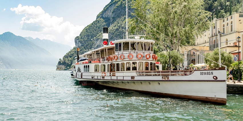 You may hop on to a ferry from Chao Phraya River so as to reach the attraction easily.