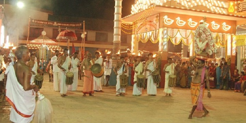 Besides performing prayers, you can also attend festival celebrations at the temple.