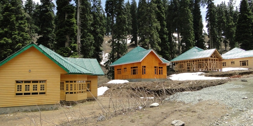 Hotels near the Lachipora wildlife sanctuary offer many amenities to ensure a relaxing stay