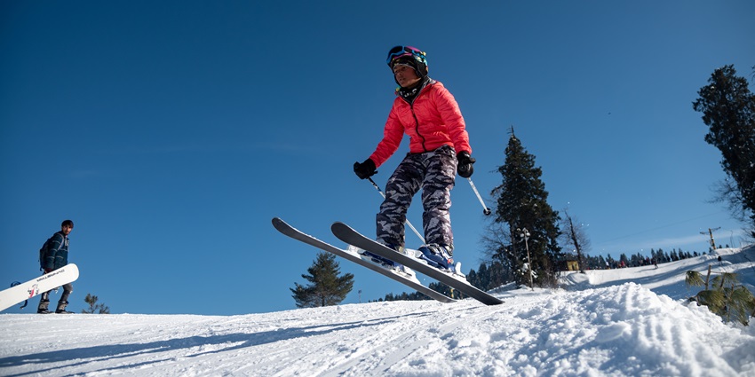 The best time to enjoy snowboarding here is during the winter season with chilly winds