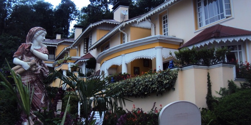Many hotels in Darjeeling offer various facilities for your ideal retreat after long travelling days