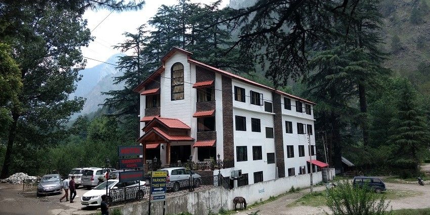 There are many hotels near Jaitak Fort for tourists to stay with great facilities.