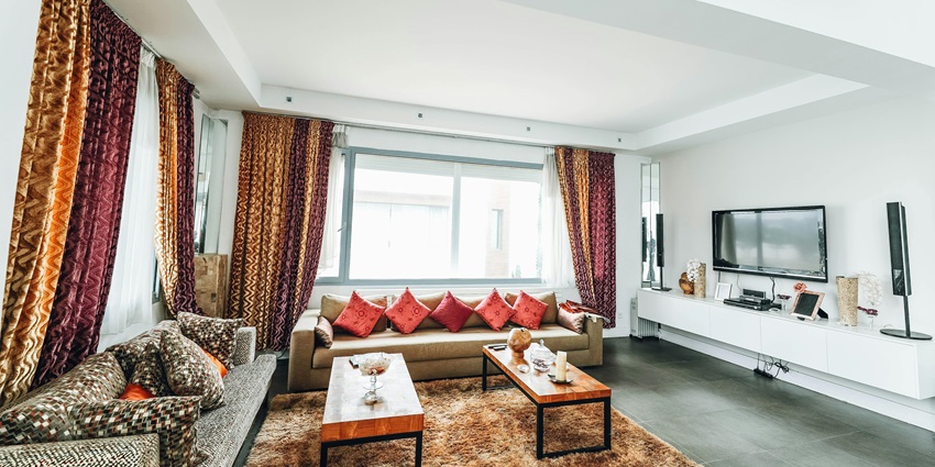 There are many resorts and hotels available near the temple for a comfortable stay.