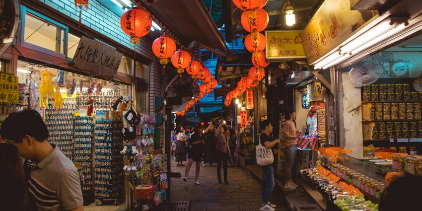 Exploring some vibrant night markets is the best way to enjoy Singapore nightlife.