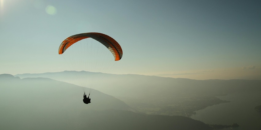 Enjoying paragliding is one of the best things to do in Solang Valley, Himachal Pradesh.