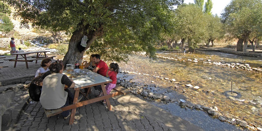 Many paranormal activities occur on the highway near this picnic spot at night time