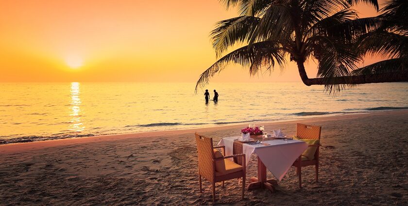 Enjoy a beautiful beach dinner at the Jimbaran bay for your next Valentine day in Bali