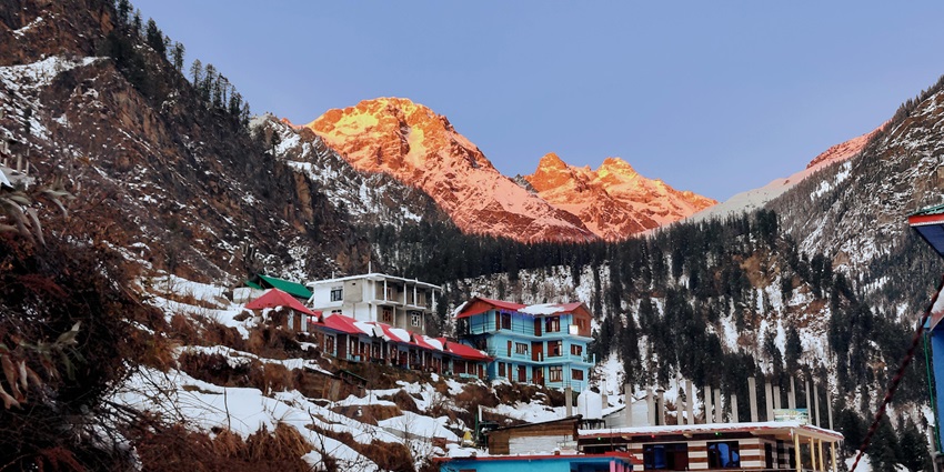 Take a day trip to nearby tourist hotspots like Kasol, and have an immersive experience.