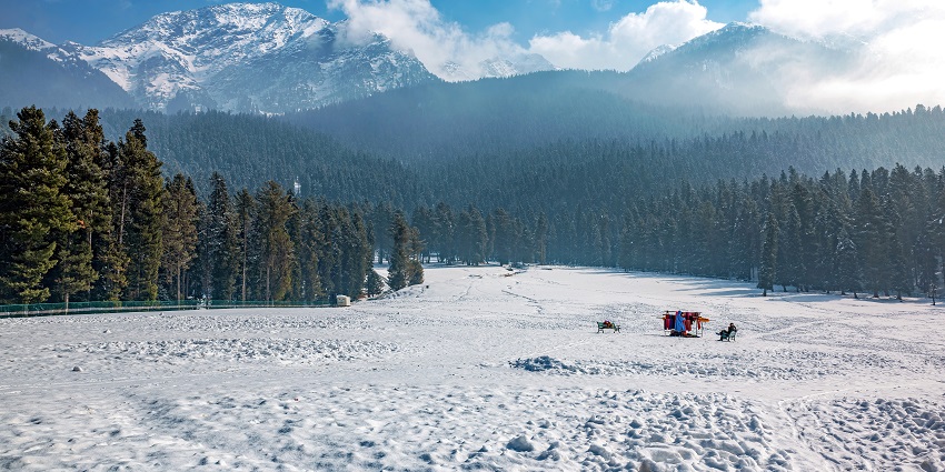 Experience the snowy landscapes of this valley where you can go skiing and snowboarding