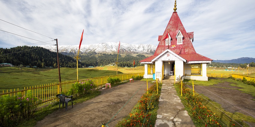 Visit the Baba Reshi Shrine in Gulmarg to discover Mughal and Persian architectural desisgn