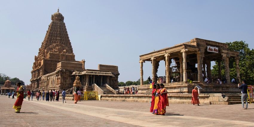 The best time to visit this temple is during the winters when the weather is cool and pleasant