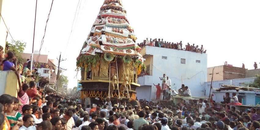 The best time to visit this temple is in the winter season which is perfect for sightseeing