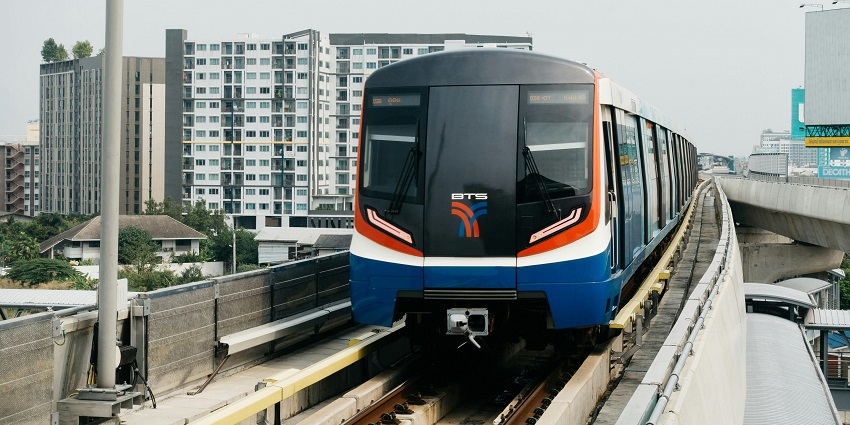 You can head to the nearest railway station in Bangkok to reach the water park easily.