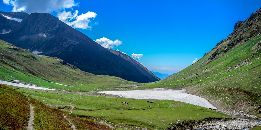 Visit the Nichnai Pass and explore the scenic treks here as well as the lakes nearby
