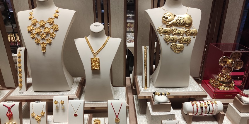 Al Zain Jewellery is one of the famous jewellery shops in the United Arab Emirates.
