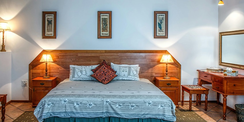 Image of a hotel bedroom white bed cover near wall - accommodation near the temple.