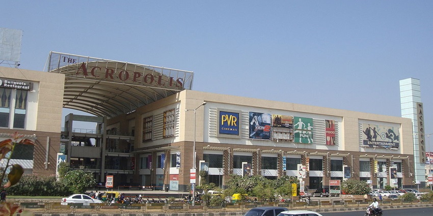 This mall is an ideal blend of trend shops as well as authentic cultural shops offering special attires