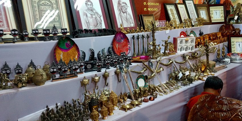 Traditional crafts, dances, and vibrant attire - summer festivals in West Bengal